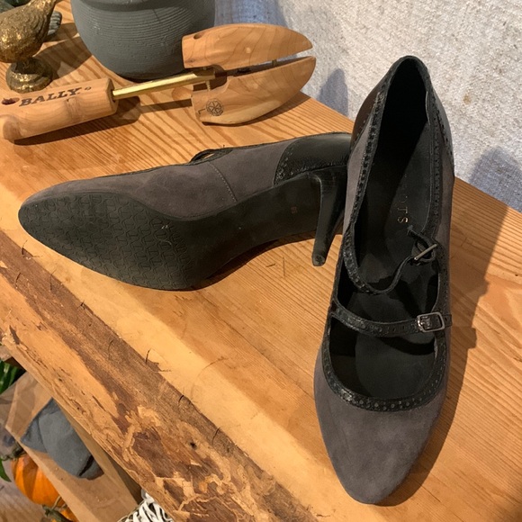 Talbots Woman’s Stilletos. Hardly Worn. Sexy business stilettos. - Picture 2 of 2